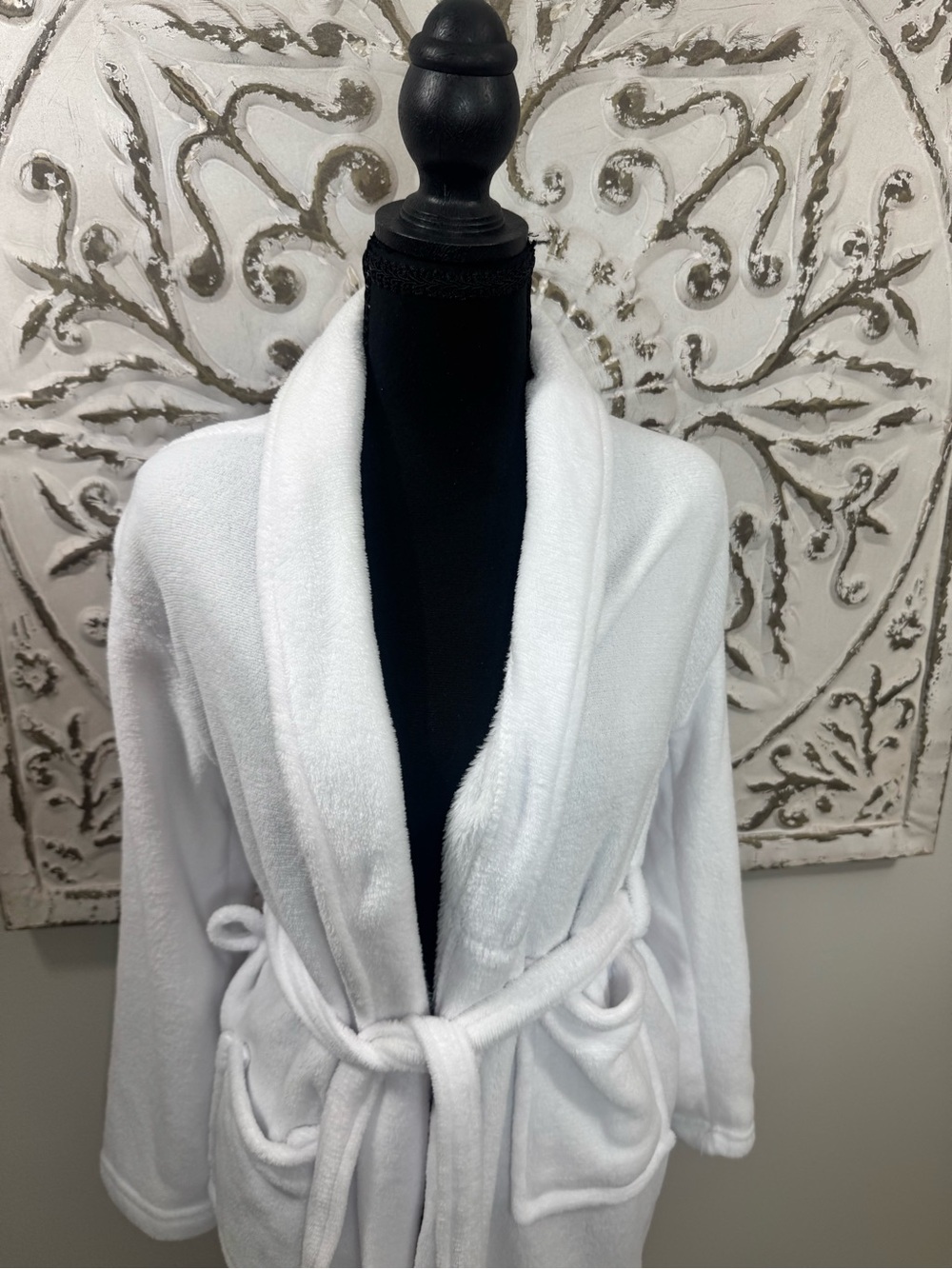 White Plush Spa Bathrobe OSFM Belted Shawl Collar Pockets Cozy Bridal Robe NWOT